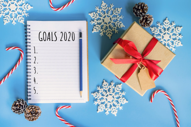2020-new-year-concept-goals-2020-list-notepad-gift-box-christmas-decoration-blue-pastel-color-with-copy-space_1627-4129
